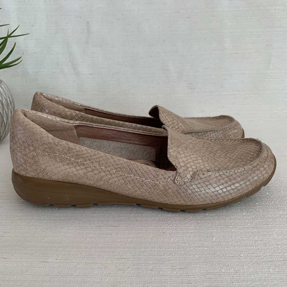 New Easy Spirit Abide Champagne Reptile Texture Leather Loafers Woman’s 7.5M